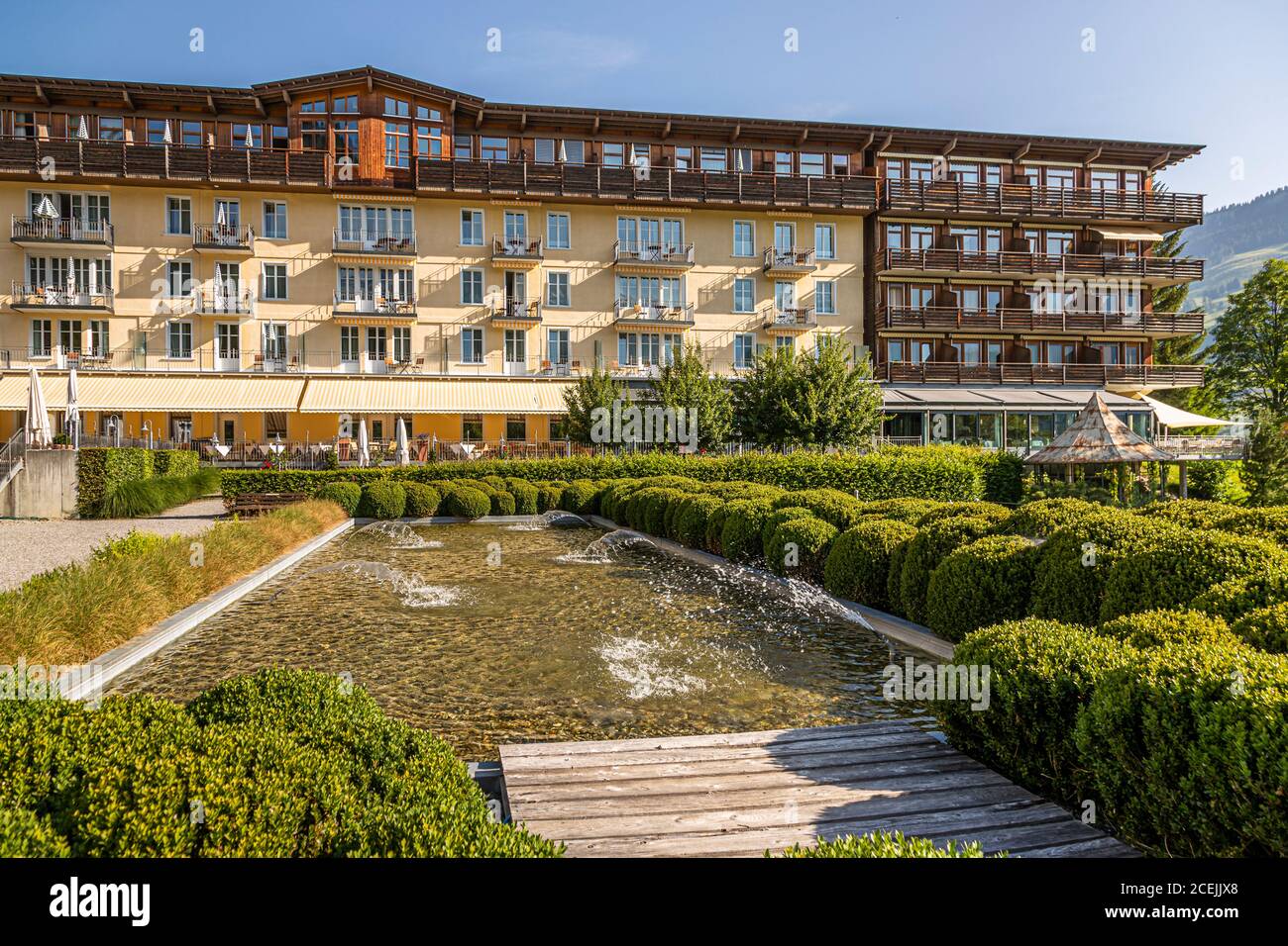 Das Hotel Lenkerhof liegt inmitten eines parkähnlichen Geländes am Stadtrand von Lenk. 80 Zimmer haben einen Südbalkon, Lenk, Schweiz Stockfoto