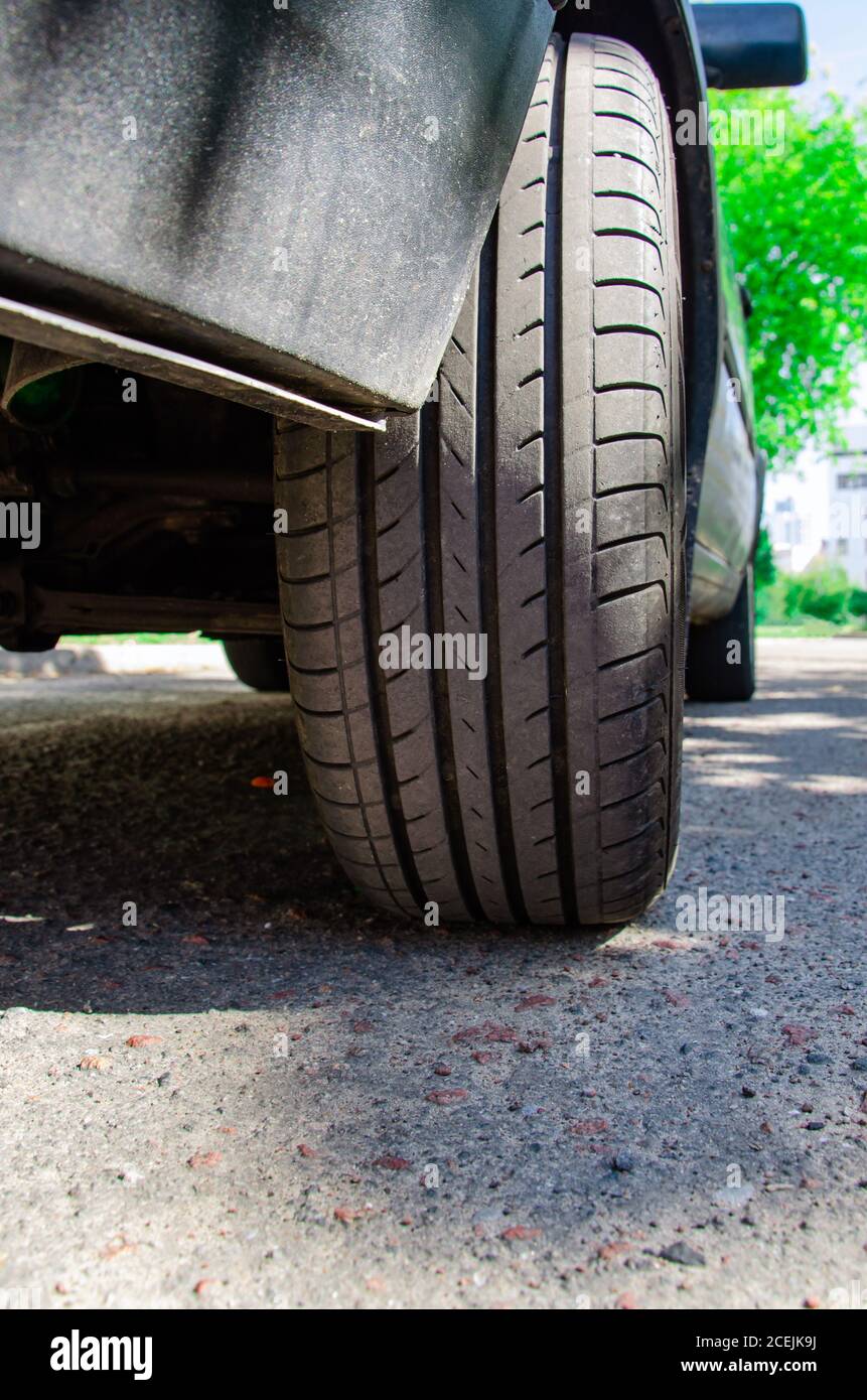 Auto auf Asphaltstraße am Sommertag im Park. Transport Panorama Hintergrund mit Sonnenlicht Stockfoto