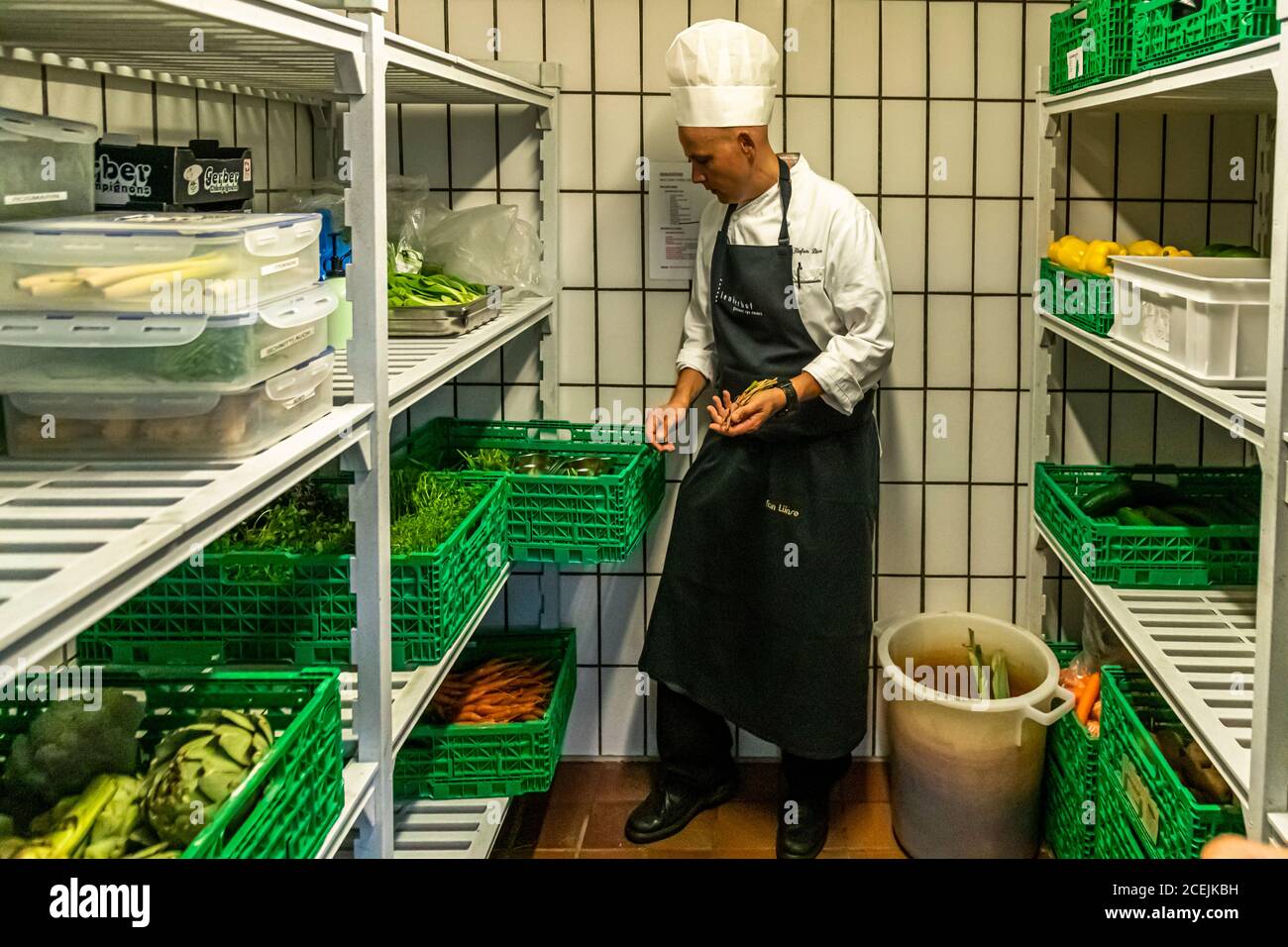 Küchenchef Stefan Lüse im Kühlraum des Hotel Lenkerhof, Lenk, Schweiz Stockfoto
