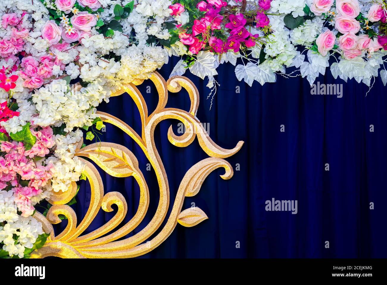 Künstliche bunte Papierblumen mit marineblauer Farbe basierte Hochzeit Bühnendekoration. Stockfoto