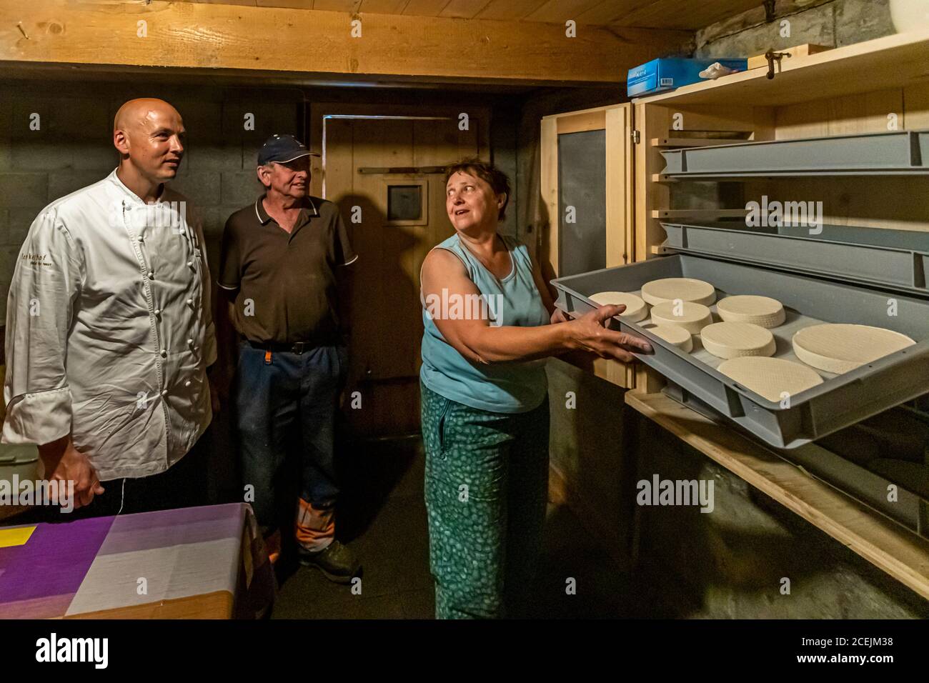 Alp Dairy, Lenk, Schweiz. Franziska Zurbrügg bei der Käseherstellung auf der Pöris Alp Stockfoto