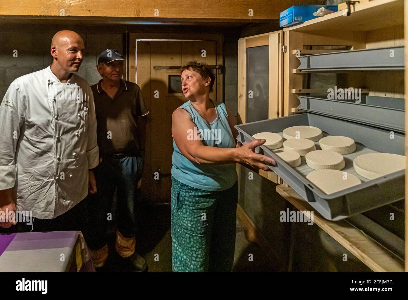 Alp Dairy, Lenk, Schweiz. Franziska Zurbrügg bei der Käseherstellung auf der Pöris Alp Stockfoto