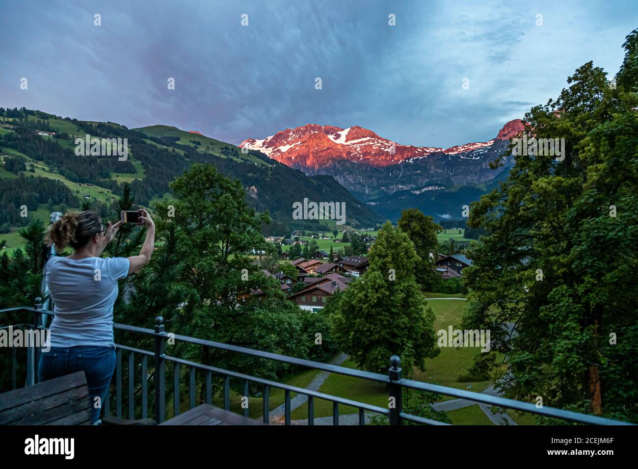 Hotel Lenkerhof, Lenk, Schweiz. Abendlicher Alpenglow am Horizont Stockfoto
