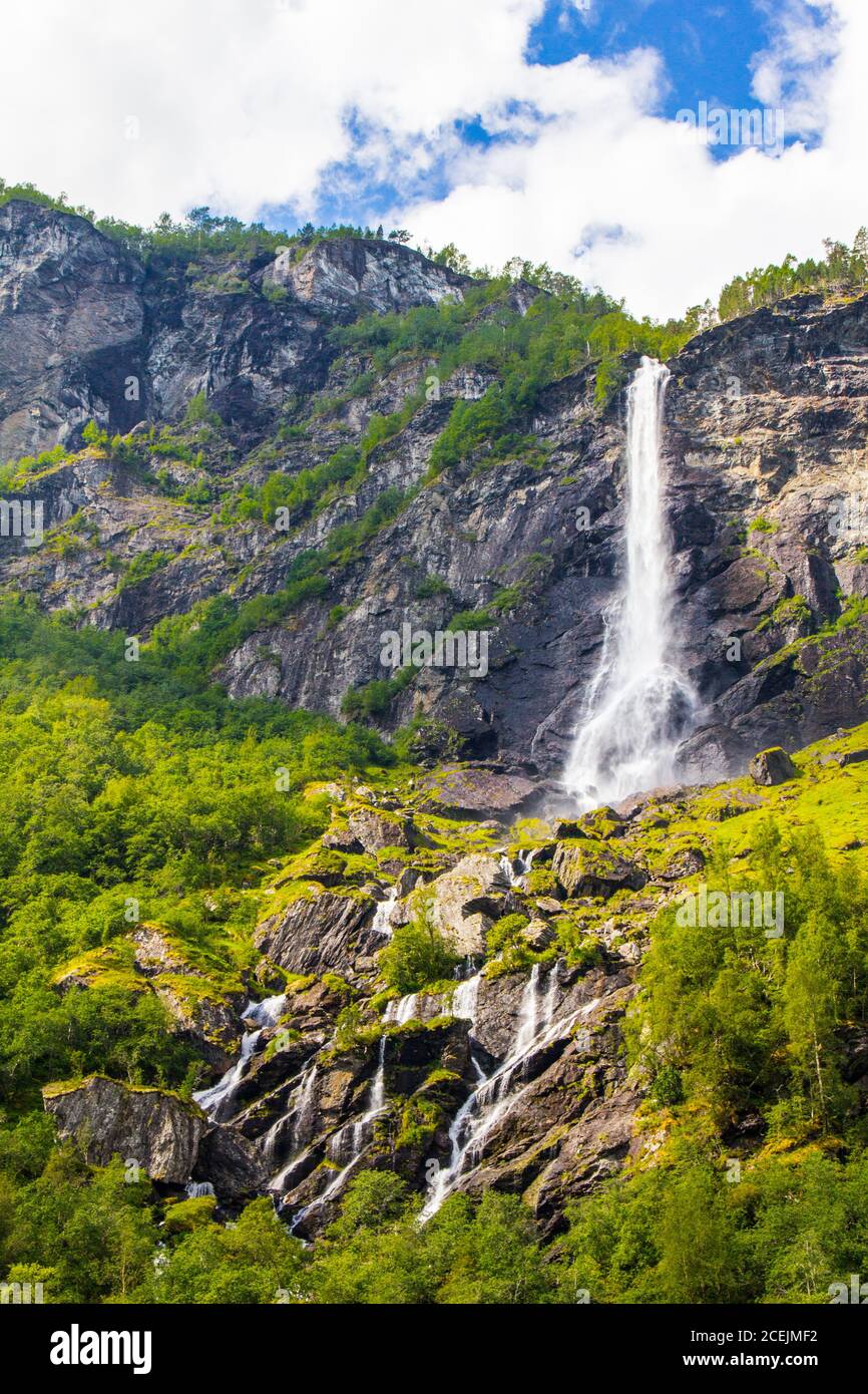 Riesiger Wasserfall Rjoandefossen an der Flam nach Myrdal Railway Line Norwegen Stockfoto