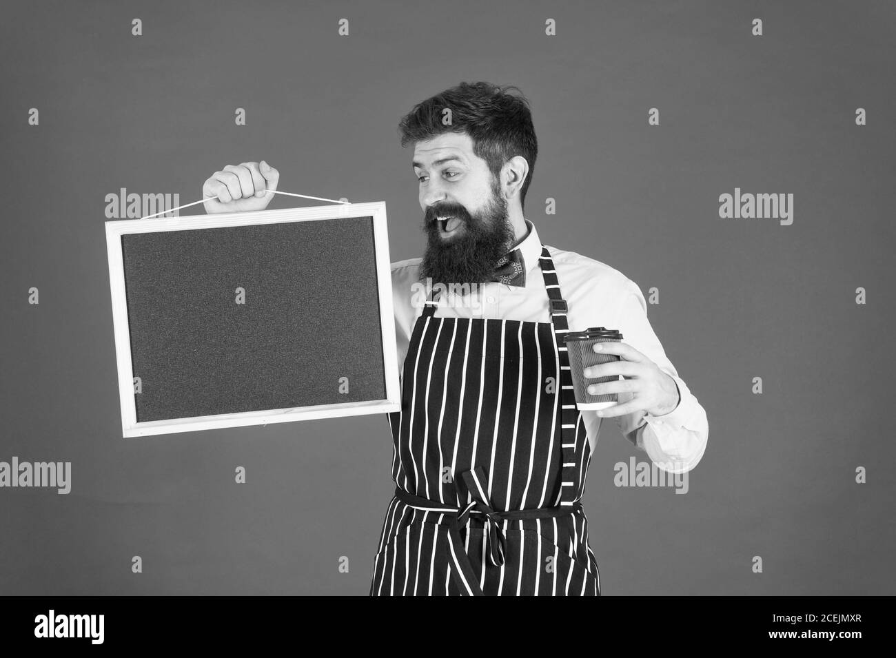 Glücklicher Coffee-Shop-Besitzer. Morgen Routine Lifestyle. Teilzeit Job Person. Entspannen Sie sich in unserem Café. Öffnungszeiten. Morgen Inspiration. Business Hipster Besitzer oder Barista tragen Schürze. Bester Preis für besten Kaffee. Stockfoto