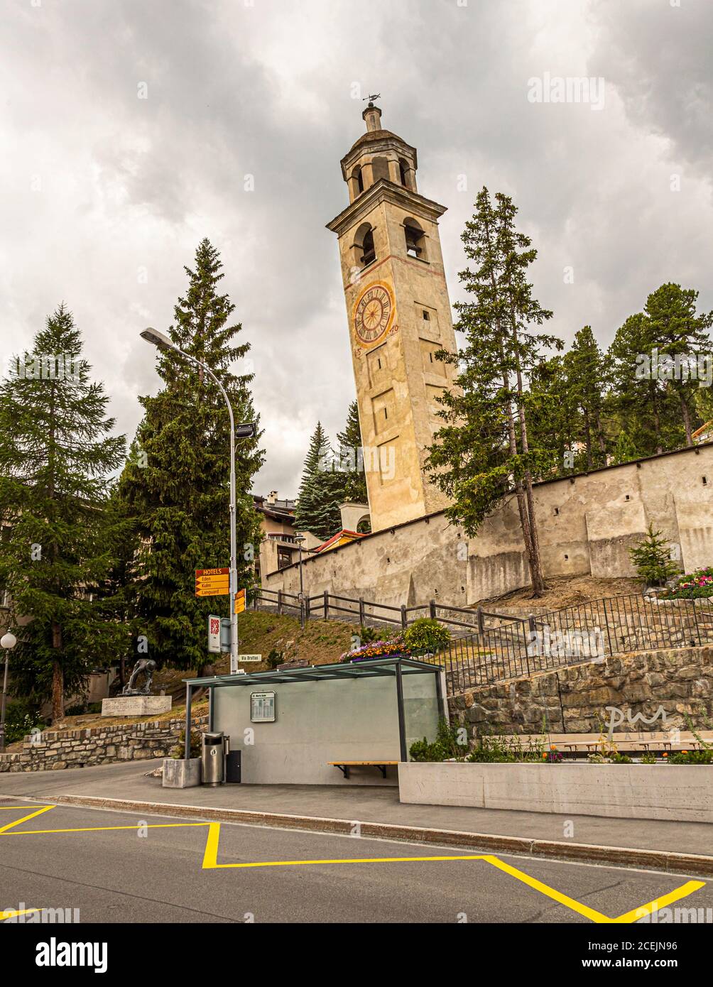 Schieferturm der St. Mauritius Kirche in St. Moritz, Schweiz Stockfoto