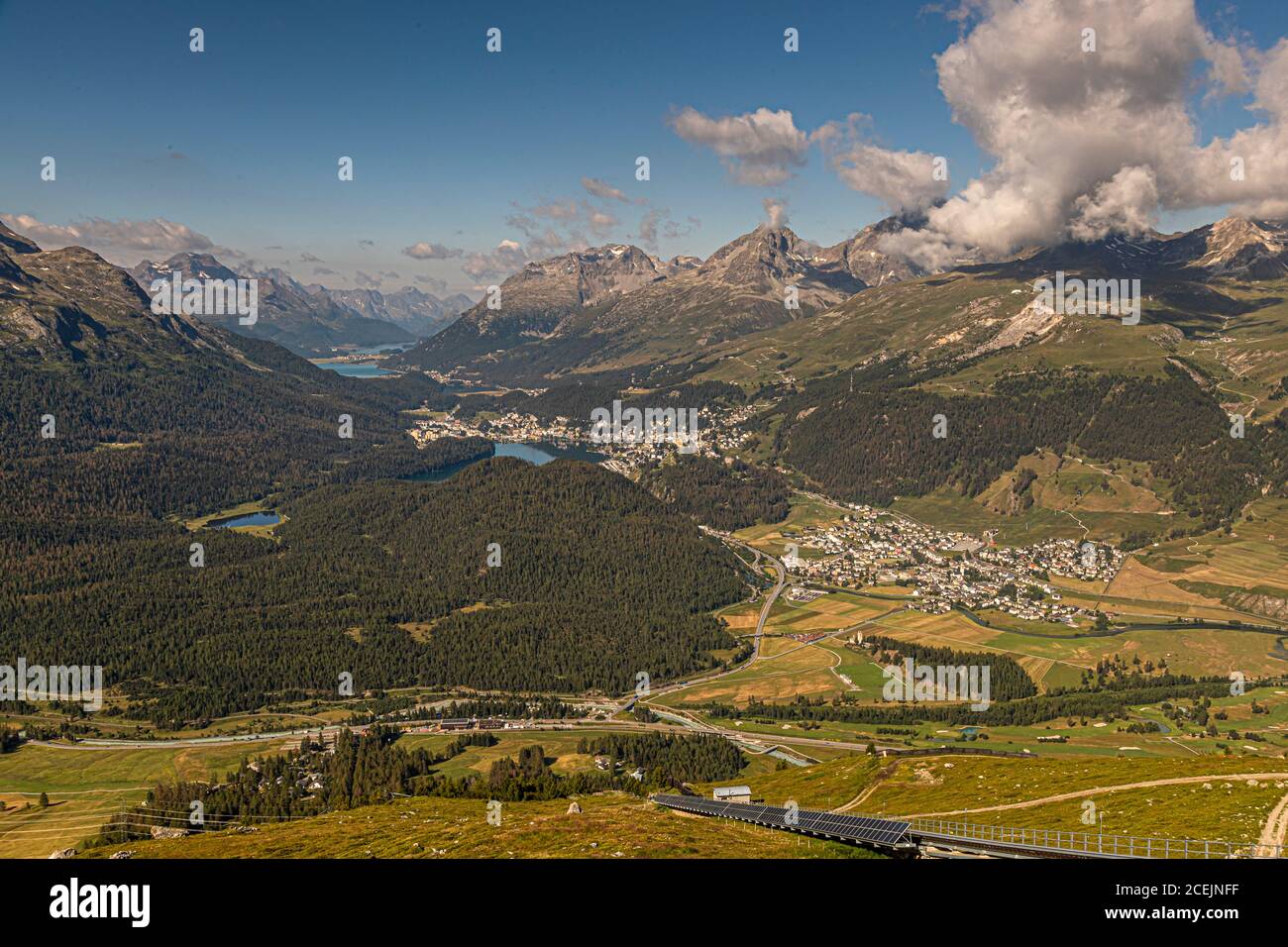 Blick von der Bergstation Muottas Muragl: Unten im Tal links liegt Pontresina, wo sich Bundeskanzlerin Angela Merkel regelmäßig erholt. Im Tal rechts, entlang der Seen, befinden sich die Städte Celerina, St. Moritz und im Hintergrund Silvaplana Stockfoto