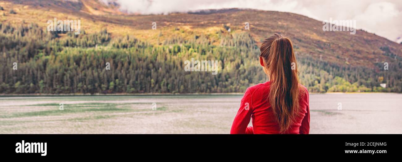 Frau Tourist im Herbst Urlaub entspannen im Herbst Laub Wald Hintergrund in gemütlichen Wald Hütte oder Kreuzfahrt Balkon Outdoor Resort. Banner Stockfoto