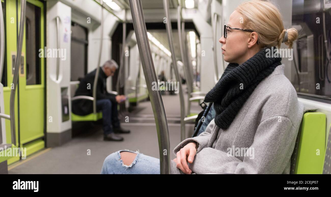 Porträt von schönen Mädchen pendeln auf fast leere öffentliche U-Bahn-Zug. Aufenthalt zu Hause und soziale Distanzierung empfohlen wegen Corona-Virus Pandemie Stockfoto