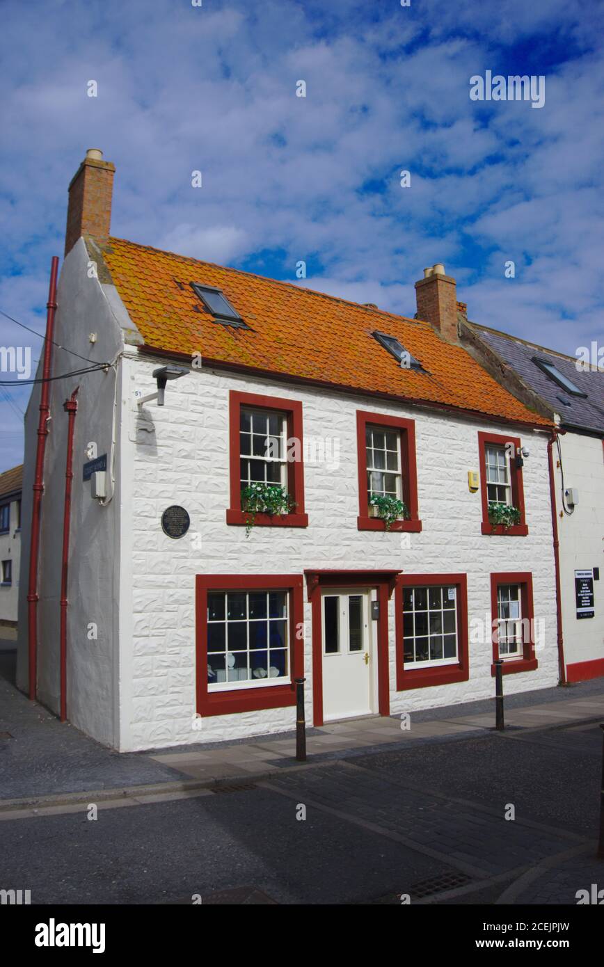 Gebäude in Eyemouth, Berwickshire, Scottish Borders, vermutlich aus dem Jahr 1640 und jetzt ein kombiniertes Antiquitätengeschäft und Zuhause. Stockfoto