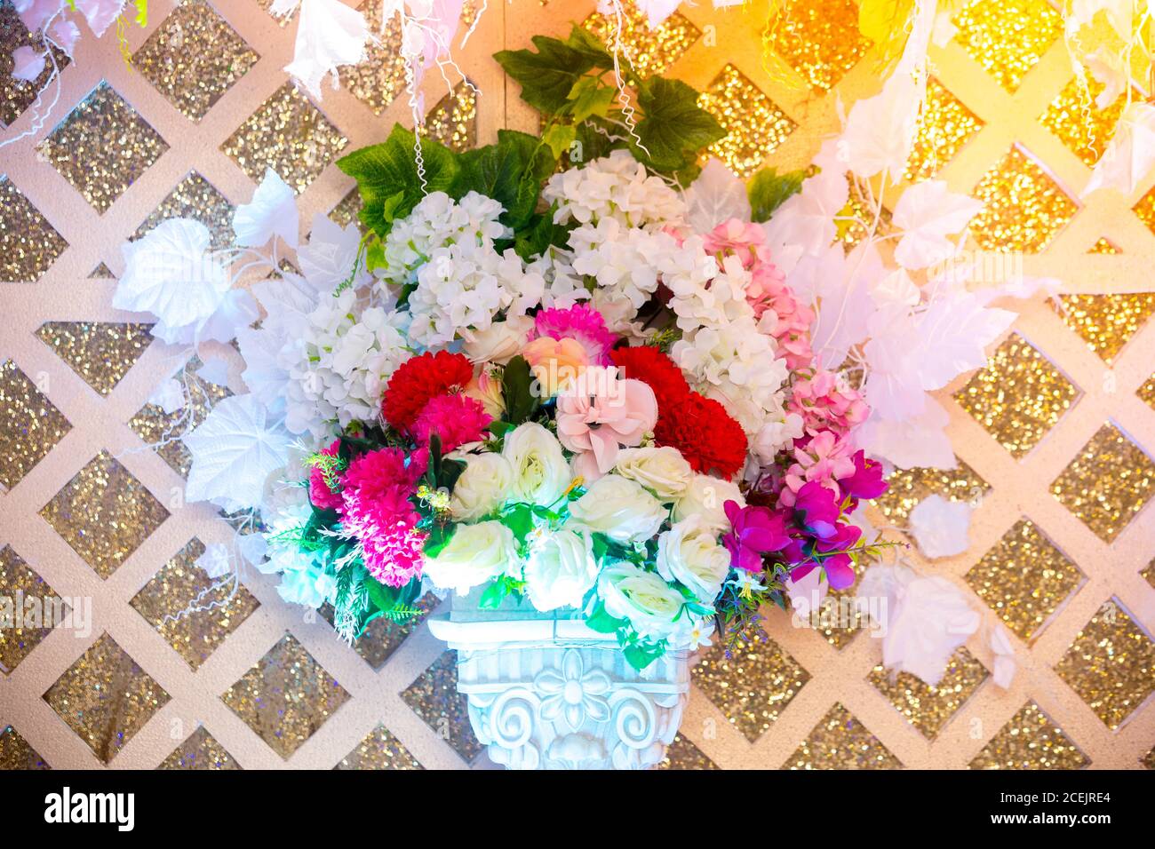 Weiße und gelbe Kunstpapier Blumen Vase. Hochzeit Dekoration. Kunststoff bunt verziert Rosenblume. Stockfoto