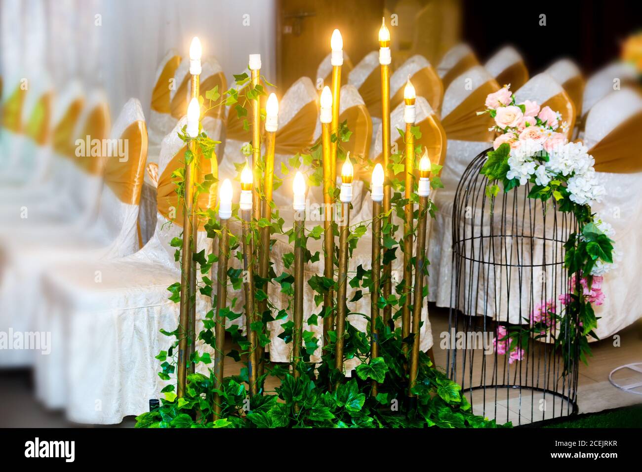 Dekorative antike Edison Stil Glühlampen stehen auf Hochzeit Bühne Dekoration Hintergrund. Stockfoto