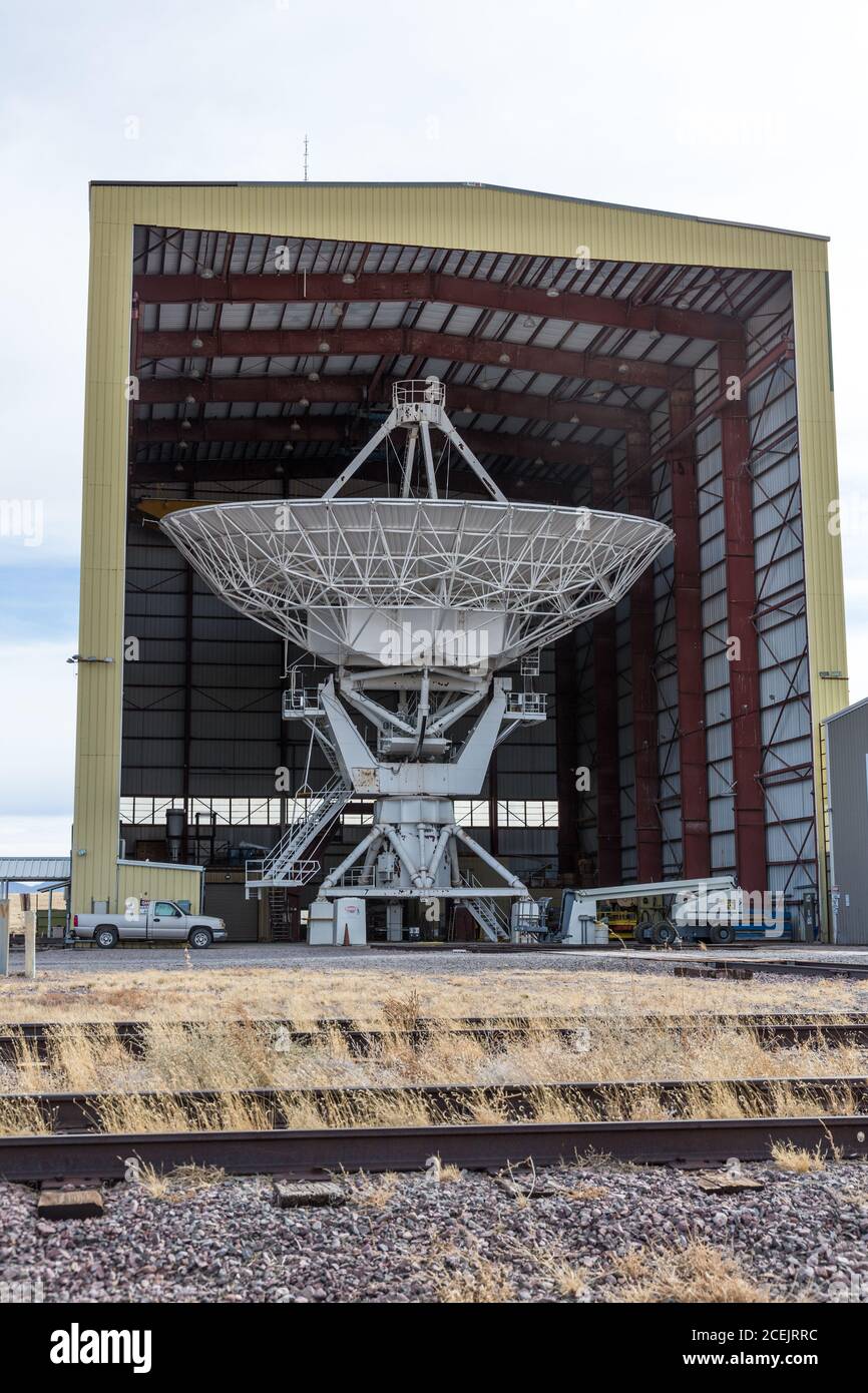 Eine Antennenschüssel des Karl G. Jansky Very Large Array Radioteleskop Astronomie Observatoriums in der Nähe von Magdalena, New Mexico in den Vereinigten Staaten. Das Sehr Stockfoto