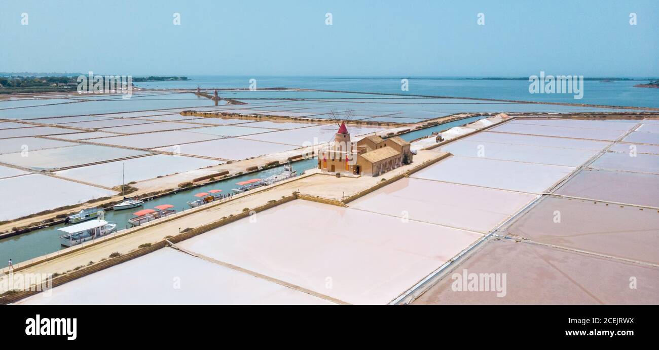 Windmühle von Infarsa Salina in der Nähe von Marsala, Trapani, Italien Stockfoto