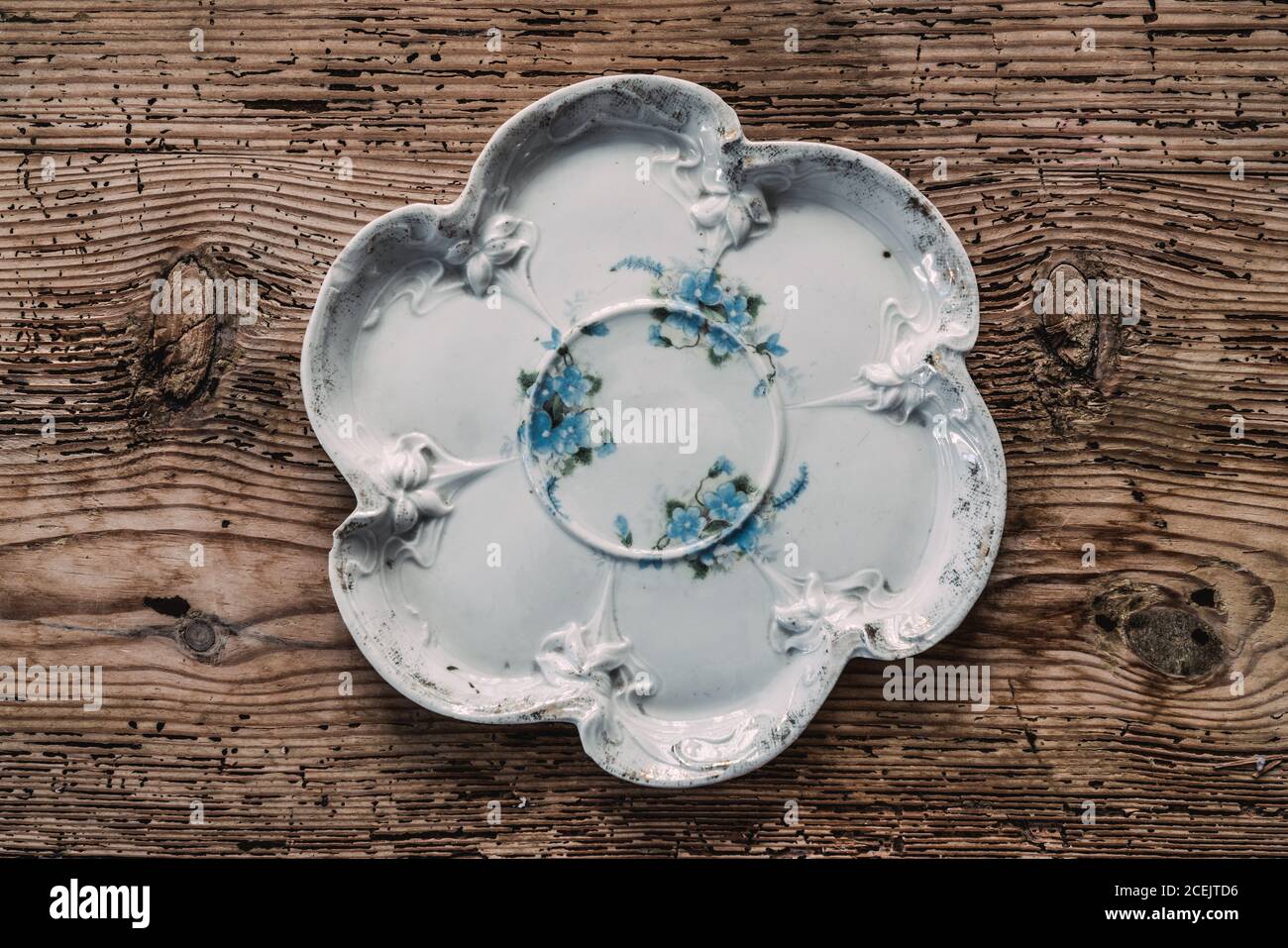 Von oben Blick auf schöne Souvenir weißen Teller auf Holz†board Stockfoto