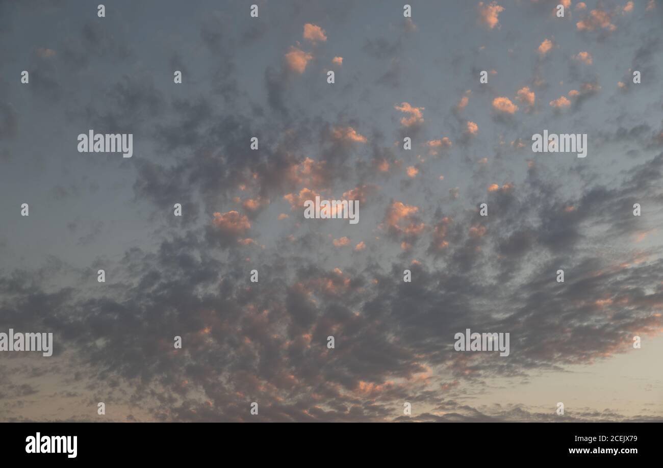 Himmel und Wolken bei Sonnenuntergang hochauflösendes Bild Stockfoto
