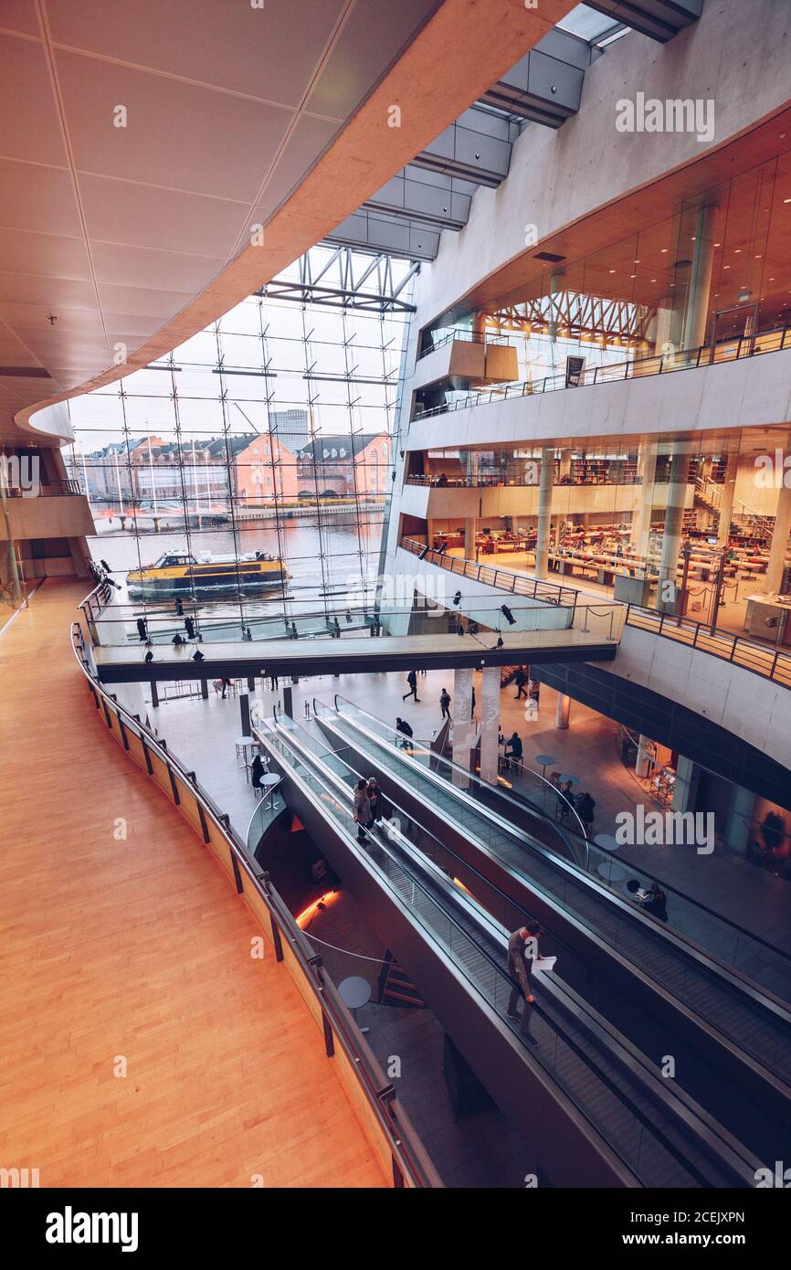 Innenansicht der modernen geräumigen Halle des Business Centers mit Bewegliche Treppen und Balkone Stockfoto