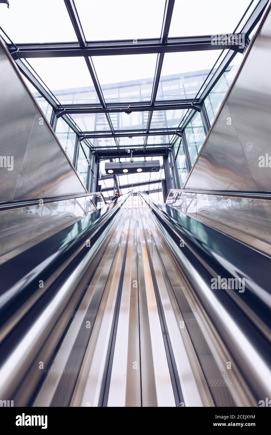 Von unten Aufnahme der beweglichen Rolltreppe in Langzeitbelichtung mit Glaskonstruktion oben, Dänemark Stockfoto