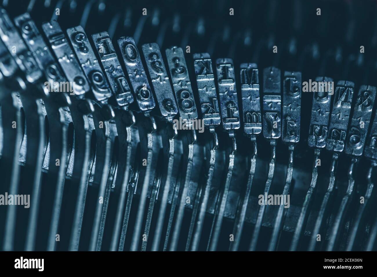 Close-up-Metall-Typebar der mechanischen Schreibmaschine mit westlicher Schrift Stockfoto