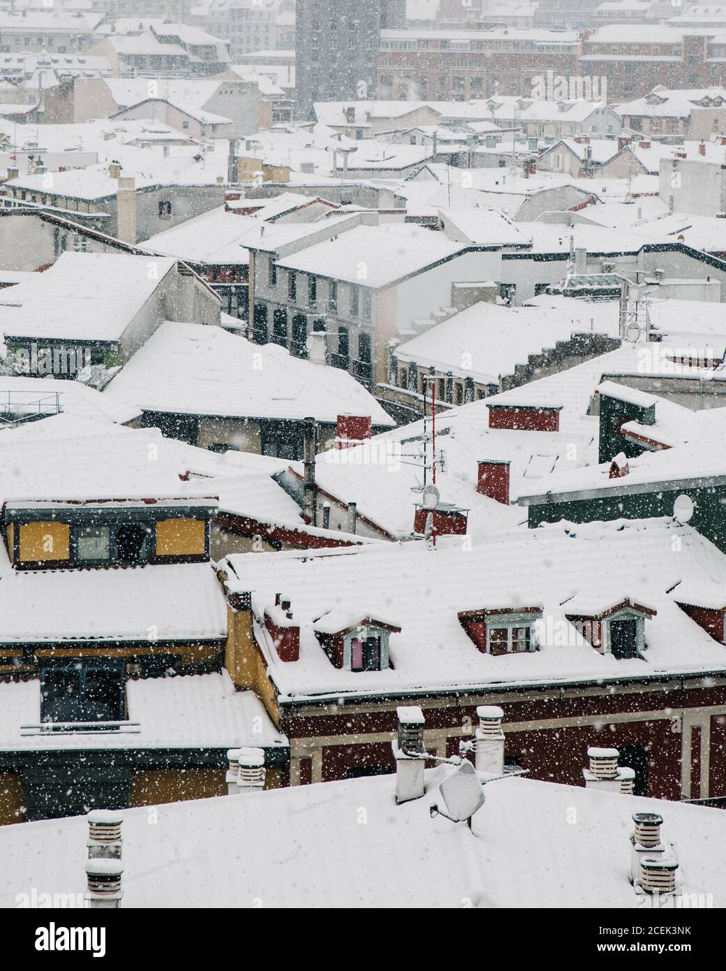 Luftaufnahme zu verschneiten Dächern in der Stadt Stockfoto