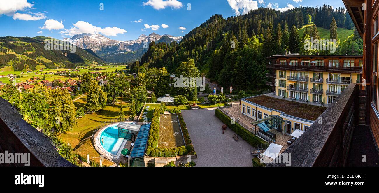 Hotel Lenkerhof, Lenk, Schweiz. Blick von einem der Balkone des Schweizer Hotels Lenkerhof auf die Lenk, den Park des Hotels und im Hintergrund auf den Wildstrubel Stockfoto