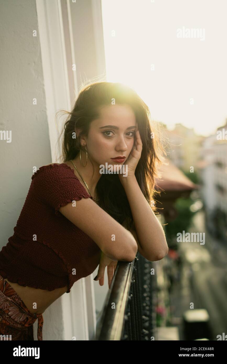 Charmante junge Brünette Dame auf Balkon Stockfoto