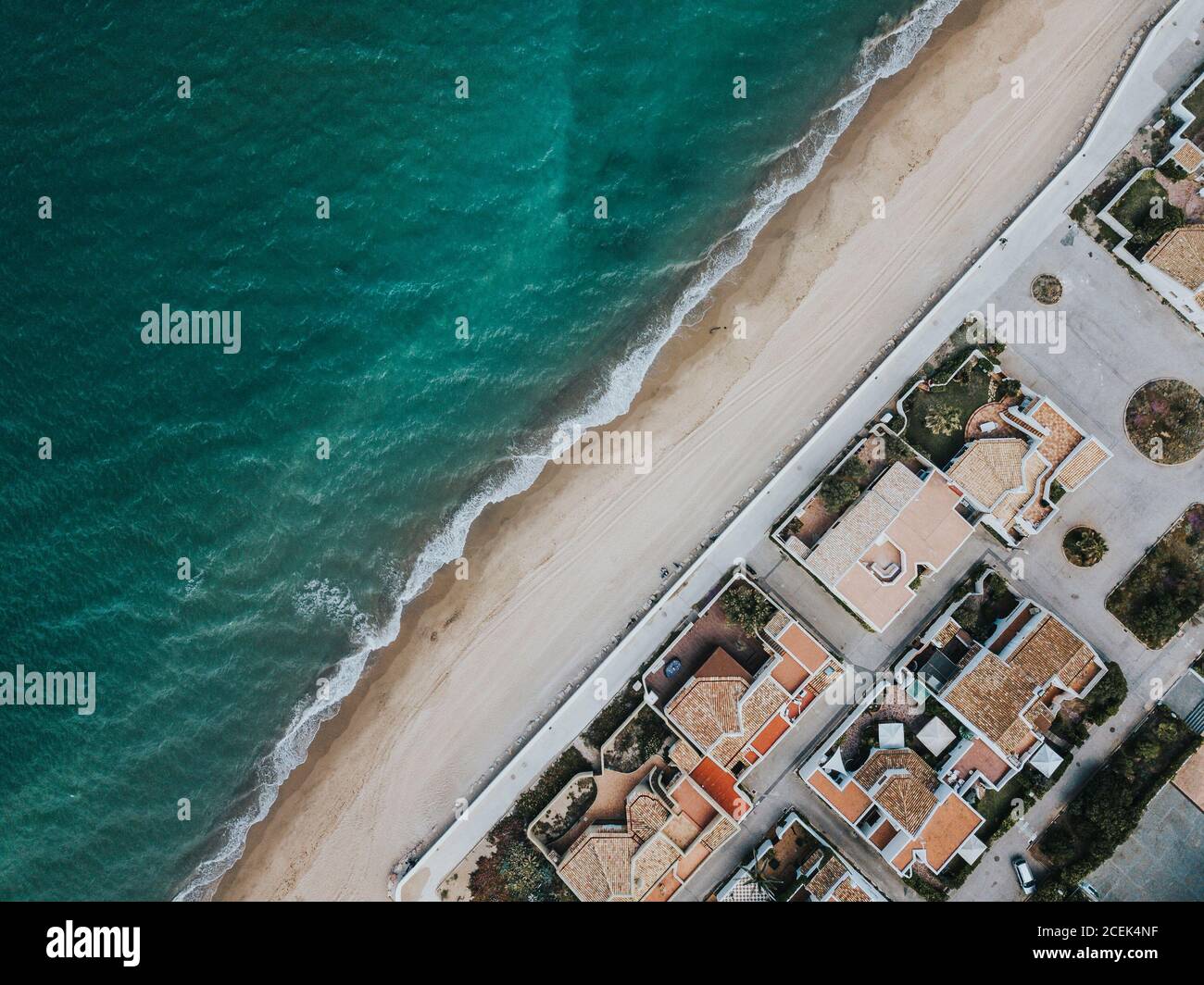 Spektakuläre Drohne Blick auf erstaunliche blaue Meer winkt in der Nähe von Sand Strand und kleine Küstenstadt Stockfoto