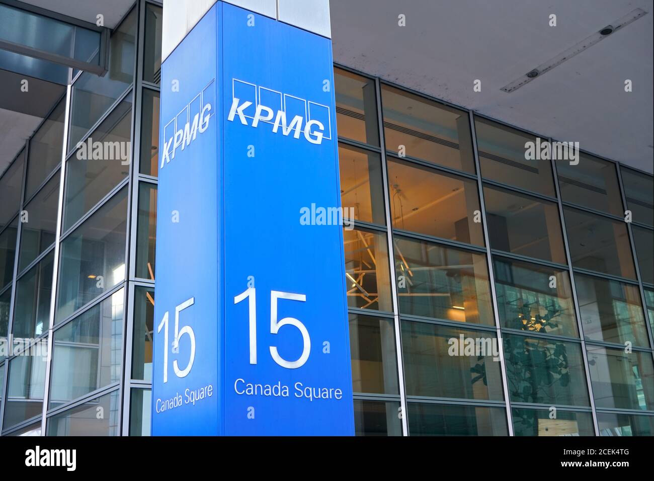 London, Vereinigtes Königreich - 03. Februar 2019: Blaue KPMG-Beschilderung am Eingang zu ihren Büros auf 15 Canada Square in Canary Wharf - Hauptsitz der compa Stockfoto