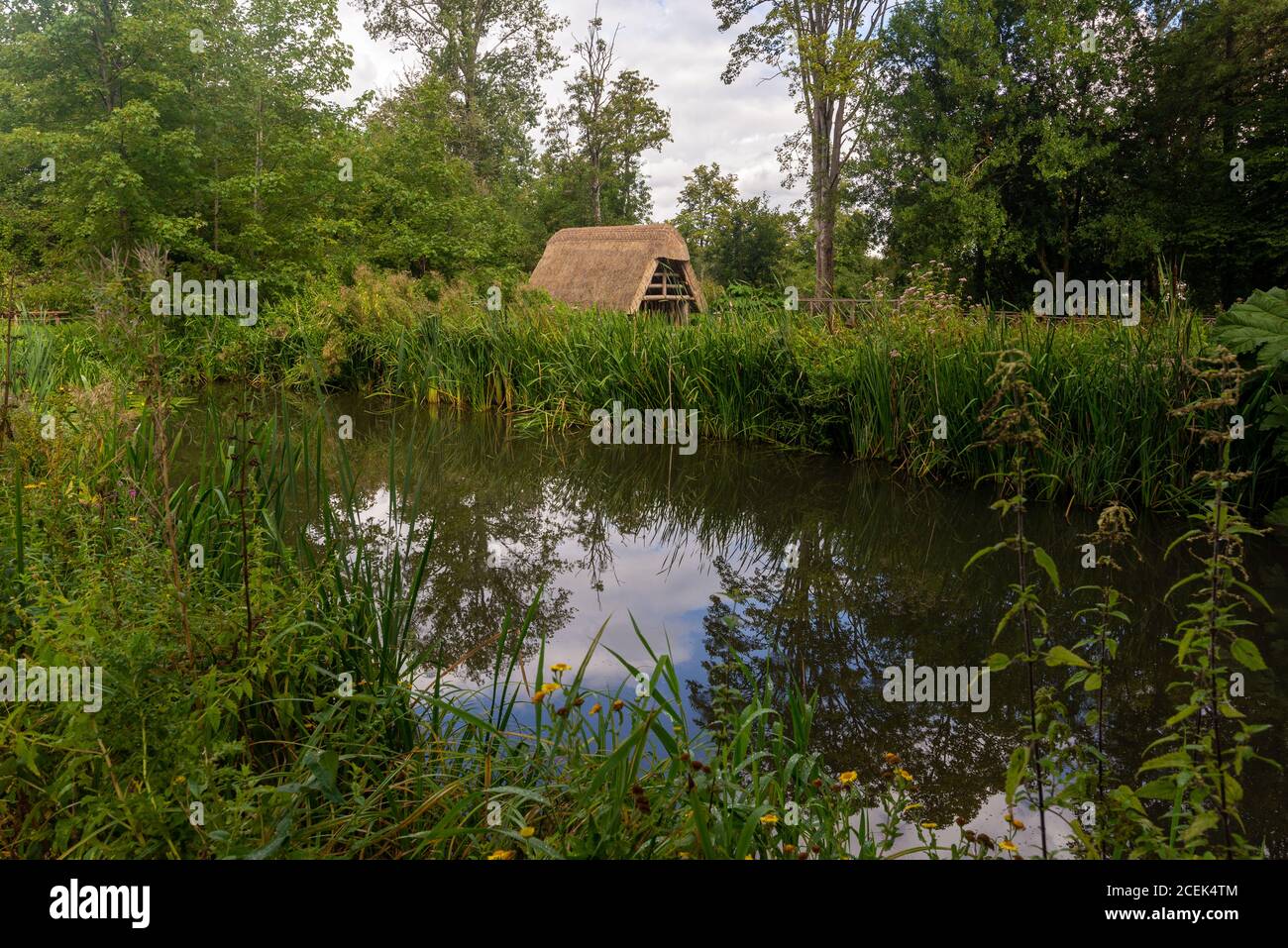 Bootshaus und Fischteich in den Gärten von Arundel Castle, West Sussex, England, Großbritannien Stockfoto