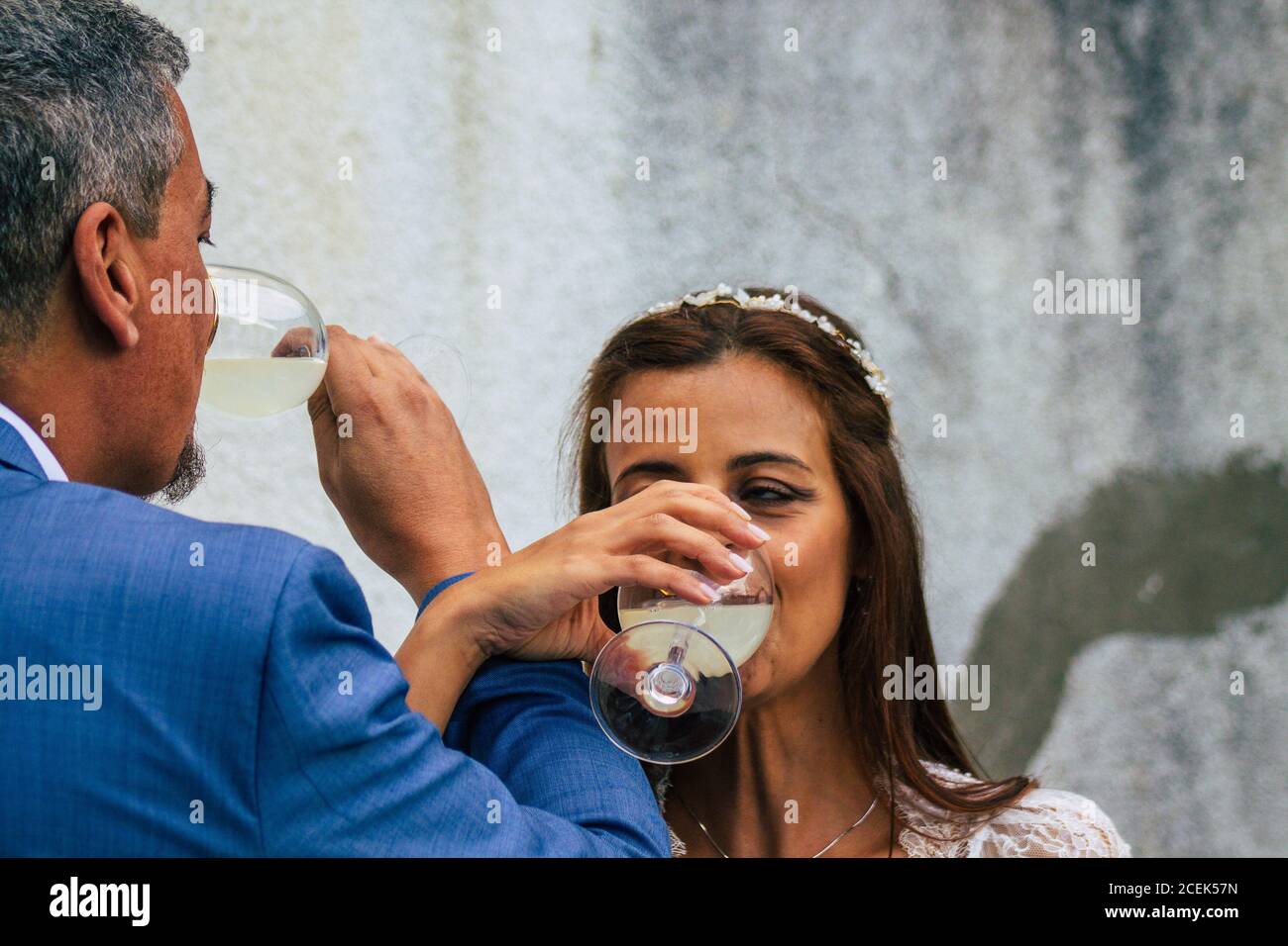 Reims Frankreich 29. August 2020 Ansicht eines nicht identifizierten Paares, das an einer republikanischen Hochzeit nach französischer Tradition teilnimmt Stockfoto