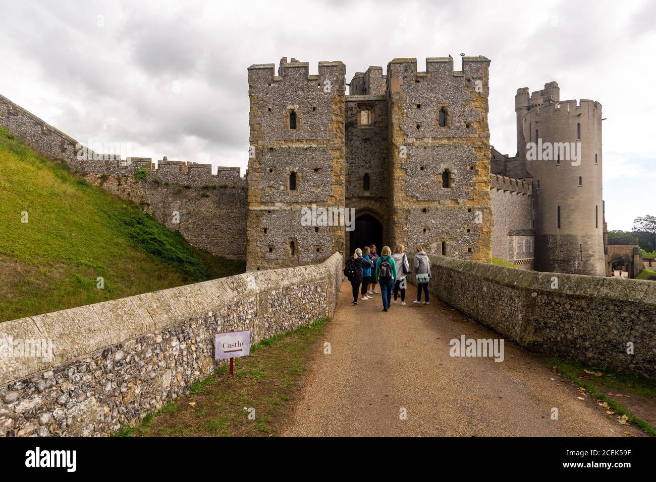 Menschen, die Arundel Castle am Barbican Eingang, West Sussex, England, Großbritannien betreten Stockfoto