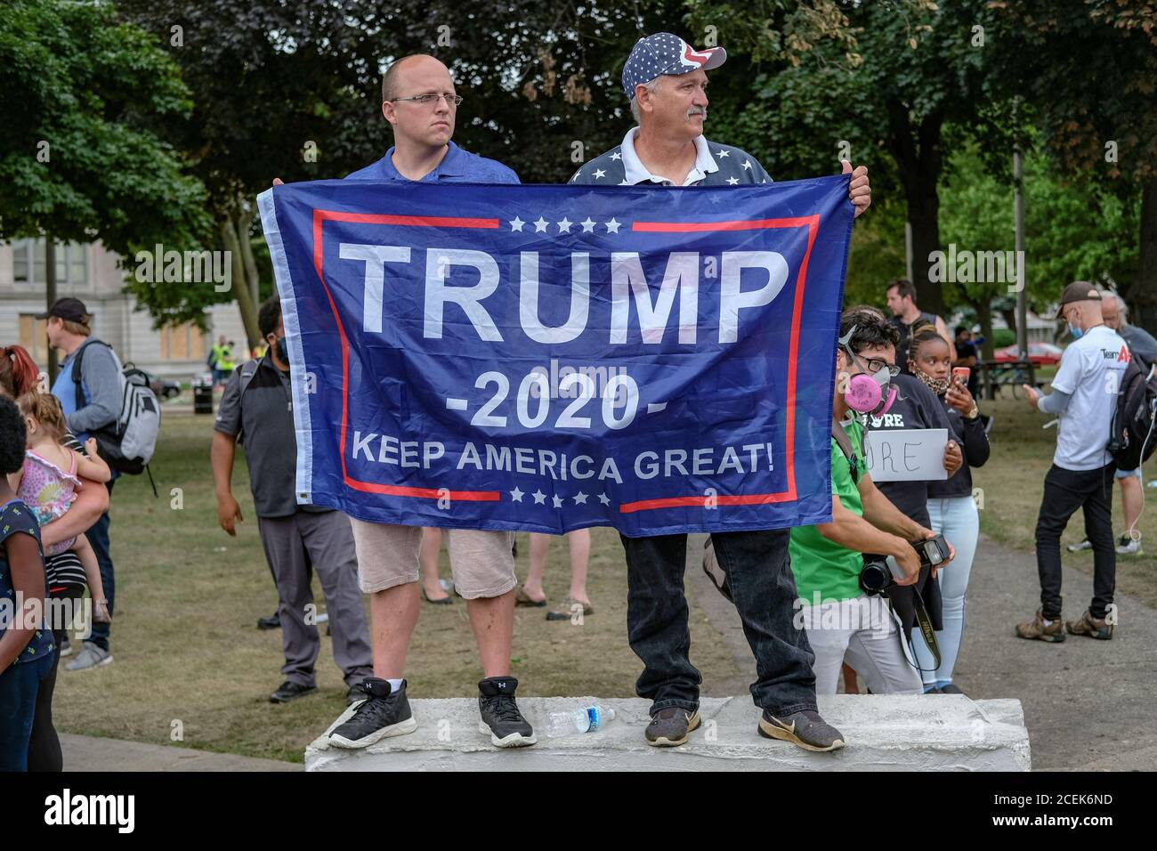 Kenosha, Usa. September 2020. Anhänger von Präsident Donald Trump demonstrieren während des Besuchs des Präsidenten in Kenosha, Wisconsin, am Dienstag, den 1. September 2020. Trump besuchte Kenosha, Wisconsin, eine Woche nachdem die Polizei Jacob Blake sieben Mal in den Rücken geschossen hatte. Foto von Alex Wroblewski/UPI Credit: UPI/Alamy Live News Stockfoto