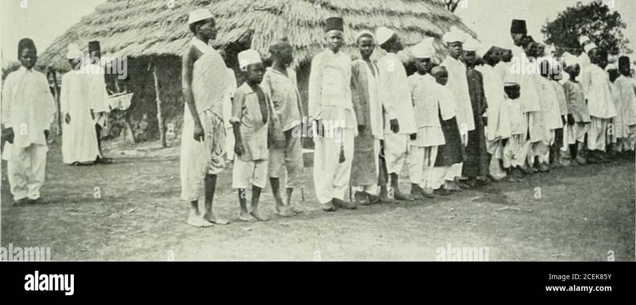 . Service & Sport im Sudan; eine Aufzeichnung der Verwaltung im anglo-ägyptischen Sudan. Mit einigen Intervallen von Sport und Reisen. Er als meine einzige Begleiter, und plauderte mit den morgendlichen Gourmys. Im Mesalit Dorf verursachte ich großes Lachen, indem ich fragte, ob es wahr sei, wie Slatin sagt, dass sie Wasserhäute aus Thosetaken aus den Leichen ihrer verstorbenen Verwandten und Feinde machen. Natürlich würden sie es nicht zugeben. Ich zog mich in mein abgelegenes Haus zurück und hatte das Gefühl, in einem verwunschenen Zimmer zu schlafen. Ich habe nicht für einen Moment antizipieren Angriff. Wenn ich hätte, hätte keine Macht auf der Erde m geschleppt Stockfoto