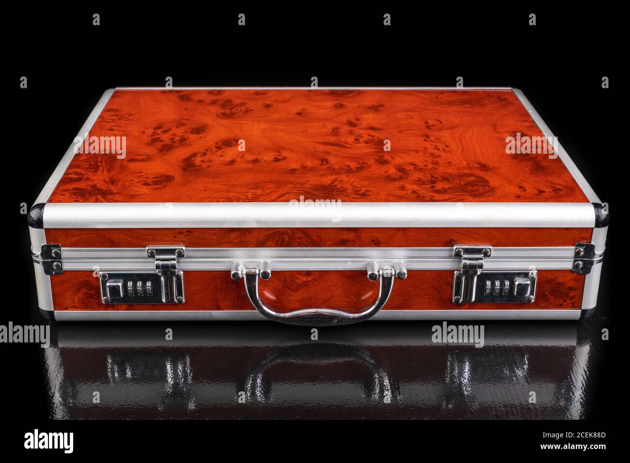 Der Koffer ist mit einem Code für Wertsachen verschlossen. Ein Kofferraum für den Transport persönlicher Gegenstände. Dunkler Hintergrund. Stockfoto