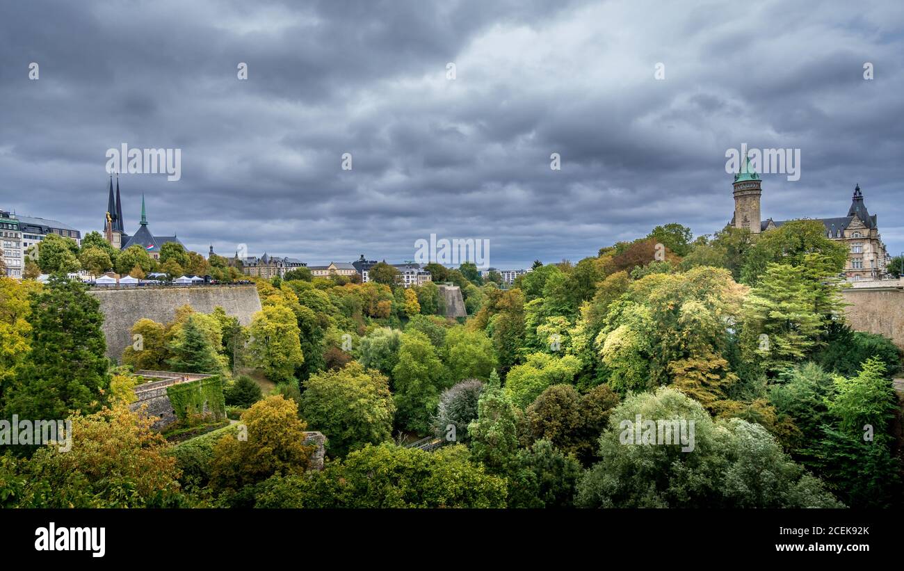 Blick auf Vallé de la Pétrusse (Petrusse Park) Mit dem Place de la Constitution auf der linken Seite und der Turm des Musée de la Banque in der Stadt Luxumbourg Stockfoto