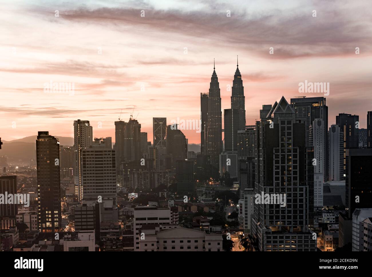 Malerische Aussicht Stadt mit modernen Wolkenkratzern und schönen rosa Himmel Bei Sonnenuntergang in Malaysia Stockfoto