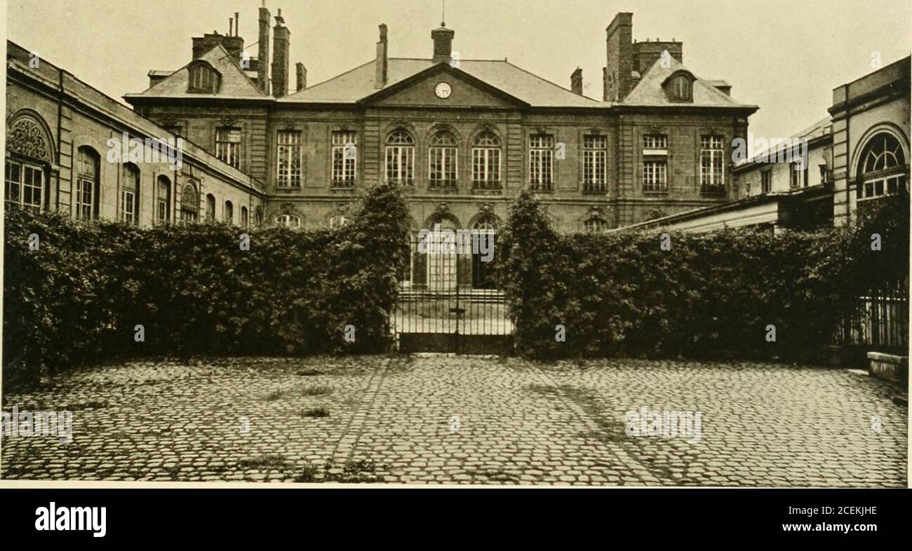 . Rodin a l'Hotel de Biron et a Meudon. De mes concitoyens. CE seigneur (le ducde Biron) a la Passion des jardins. Lhistoire nous fait voir plusieursgrands hommes aimant et cultivant eux-mêmes les fleurs. Cicéron,dans son Livre de la vieillesse, rapporte à deexemples deprinces et de grands personnages qui ont chéri le jardinage ;entre autres nous citerons Cyrus, roi de Perse, qui, montrant sonjardin   Lisandre, ambassadeur des Lacédémoniens, lui avouaquil en éit le jardinier ; Ego, inquit, ita sum dimensus, met suntordinis, mea descriptio ; multœ etiam istarum arborum mea manusunt satcB. Stockfoto