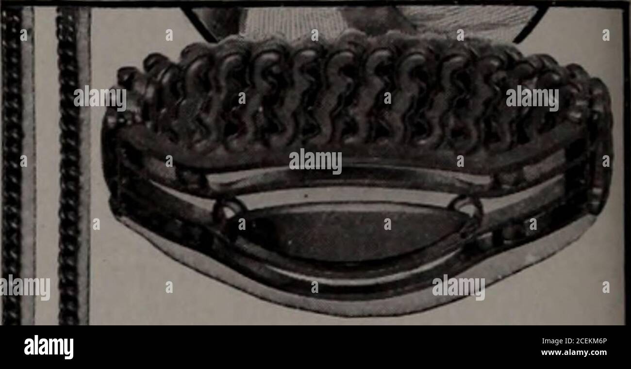 . Christian Herald. f. V.   BrioasCARMENBmELEISl •^ «^^ ■ppiwr WNECKCHAINS. Die erste und MST prpular Expansion liran-lrtmade. Passt den Arm i.r Handgelenk eng, adjustinp itsidfaut/&gt;mathematisch – 300 strles.plain oder eneravcd – watfli.li.rket. SVne-set oder Signet tfps. Und auch in tuliiilarofferts. Hergestellt aus BIIe g. ID-fillcd st-rk-JS ml und up alle Juweliere. Ein Geschenk Hinweis jede W. inun wird sich freuen t.. Erhalten. Das w.Rd CABMEN Stampedinside das hreeM identifiziert das echte. BRIQOS NACKENKETTEN haben alle attraktiven Eigenschaften, die ein^)pral t woniin der tasti Schönheit von Design und Finish, und die carefulConstructi Stockfoto
