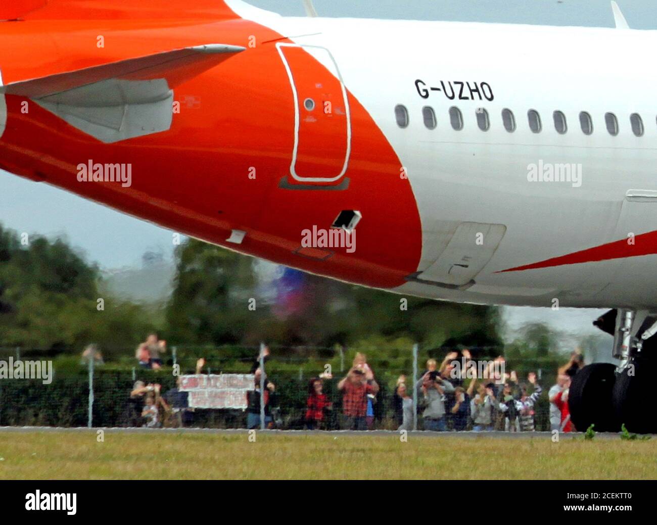 Letzter easyJet-Flug zum Flughafen London Southend bevor die Basis von der Fluggesellschaft geschlossen wurde, geben easyJet-Familien und -Freunde eine Abschiedswelle zum letzten Flug ab Stockfoto