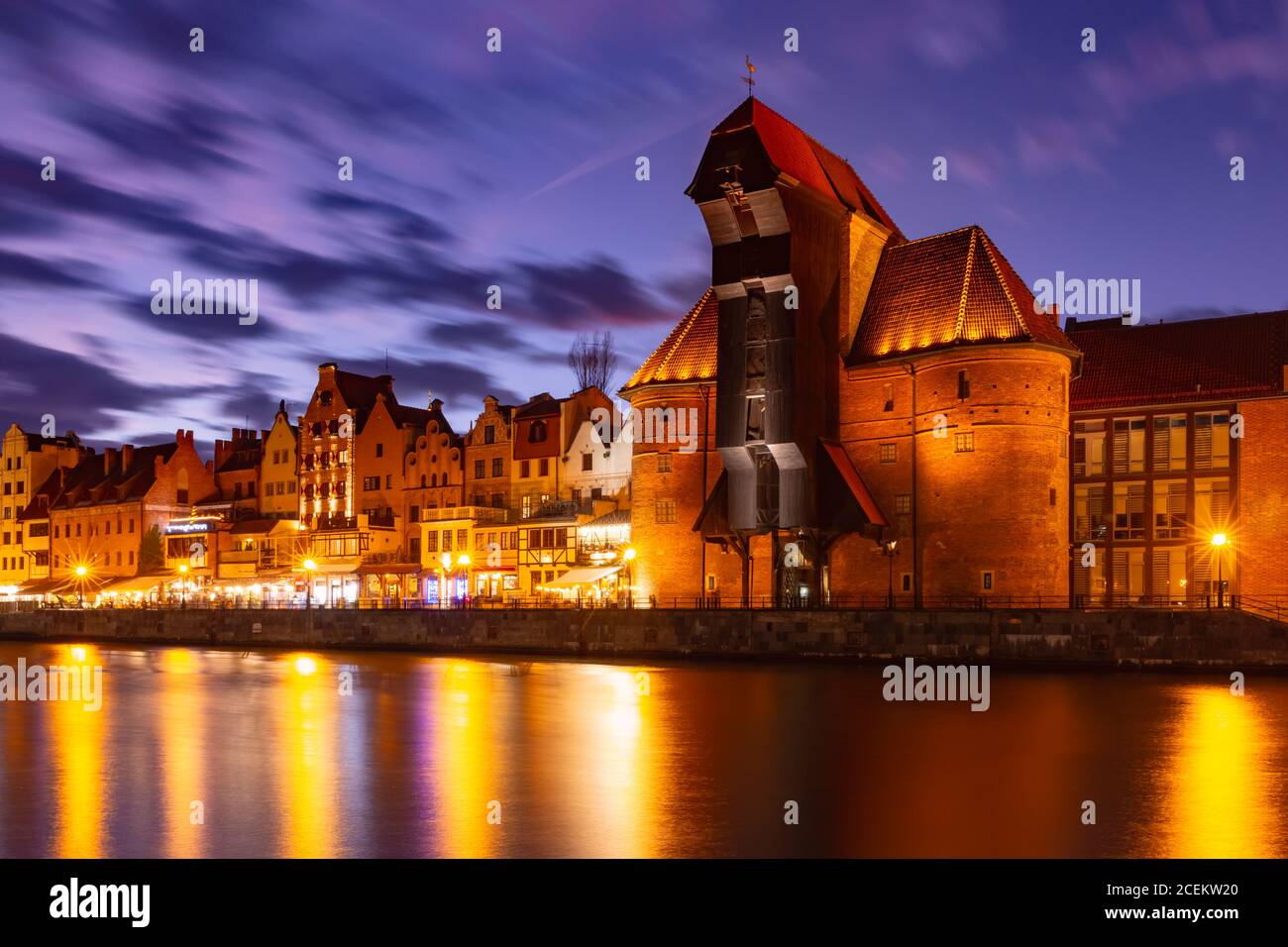 Alter Hafenkran und Stadttor Suraw in der Altstadt von Danzig bei Nacht, Polen Stockfoto