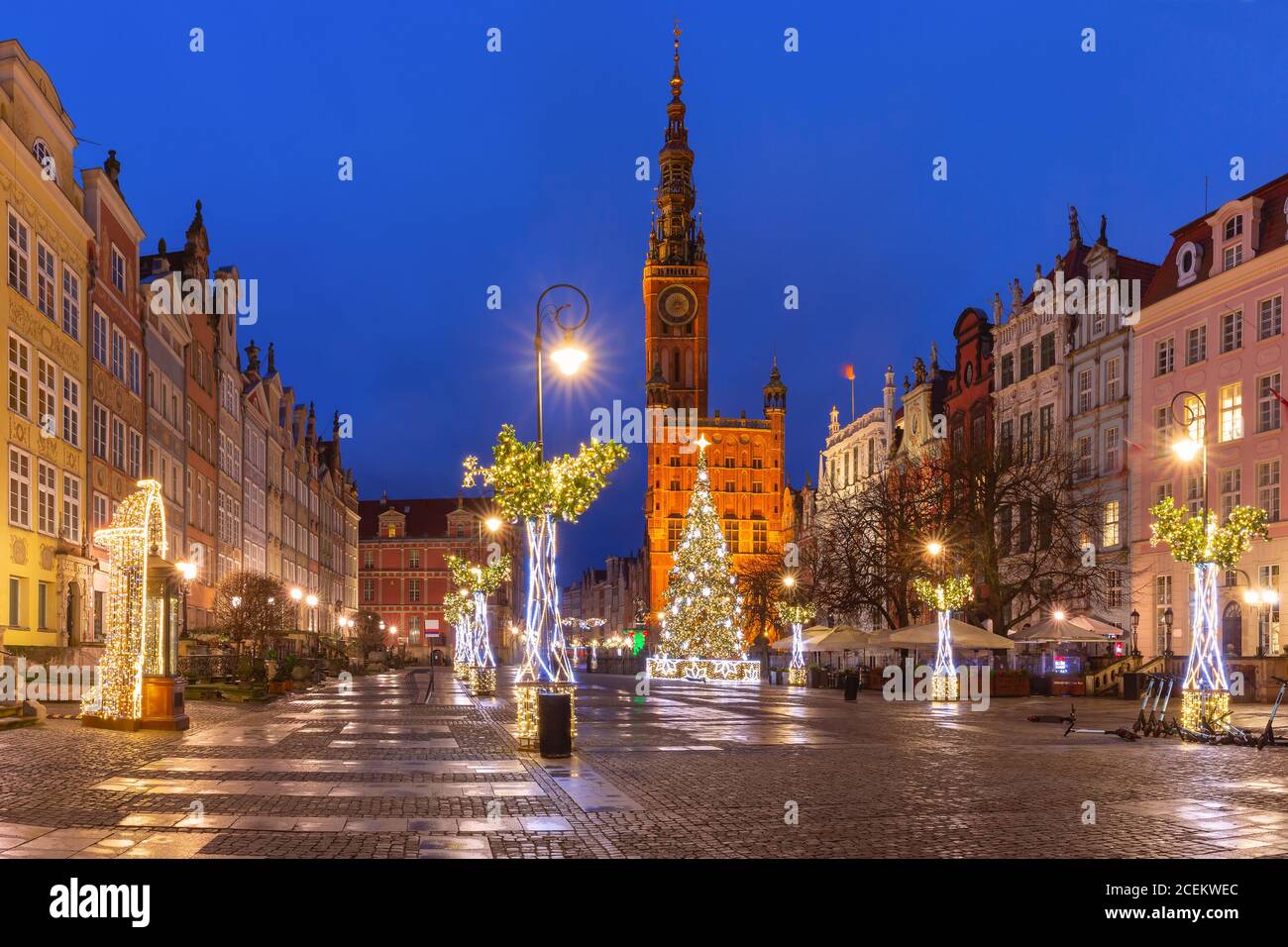 Weihnachtsbaum und Beleuchtung auf lange Marktstraße und Rathaus bei Nacht in der Altstadt von Danzig, Polen Stockfoto