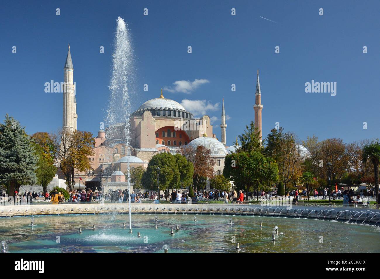 Blick auf die Hagia Sophia und den Brunnen auf dem Sultanahmet Platz, Istanbul, Türkei Stockfoto