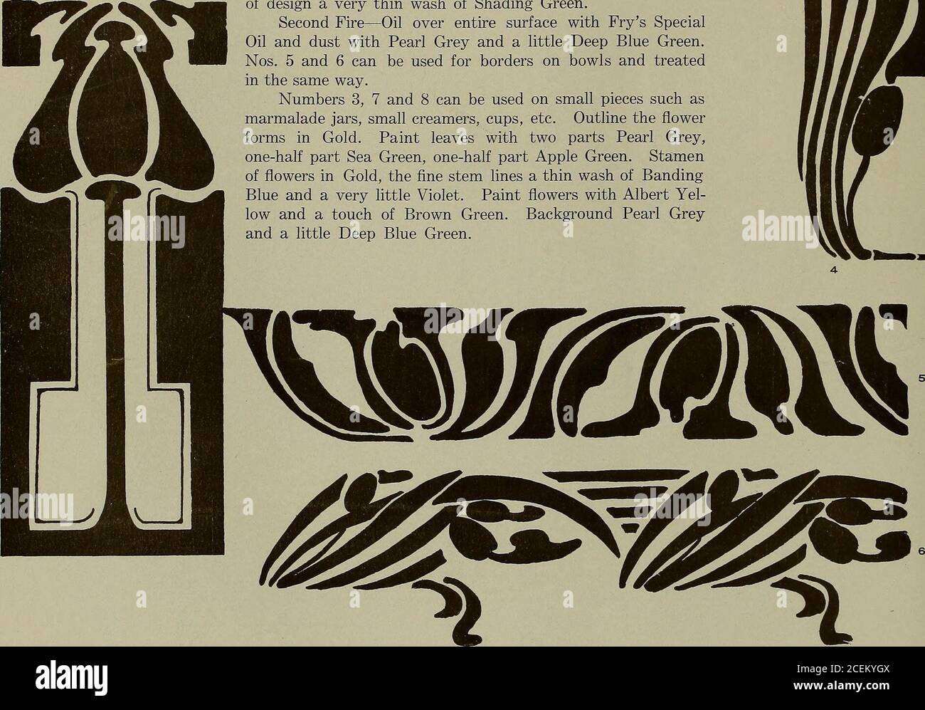 . Keramic Studio. HERKÖMMLICHE DESIGNS Ida Childs NUMMER 1 könnte auf einer niedrigen Schüssel oder auf einem hohen Stück durch Verlängerung der Linien verwendet werden. Malen Sie Blumen und die daraus führenden Zweistiele mit gleichen Teilen Albert Yellow und Yellow Brown. Malen Sie alle anderen Teile des Designs mit zwei Perlgrau, zwei Teilen Moos Green und einem Viertel Teil Shading Green. Zweites Feuer – Öl über die gesamte Oberfläche mit Frys SpecialOil und Pad, bis klebrig. Lassen Sie es bis zum Teil trocken stehen und mit Pearl Grey und ein wenig Apple Green entstauben. Nummer 4 kann für eine Vase verwendet und in der gleichen Färbung durchgeführt werden. Die Zahl 2 kann vergrößert werden, um eine zu passen Stockfoto