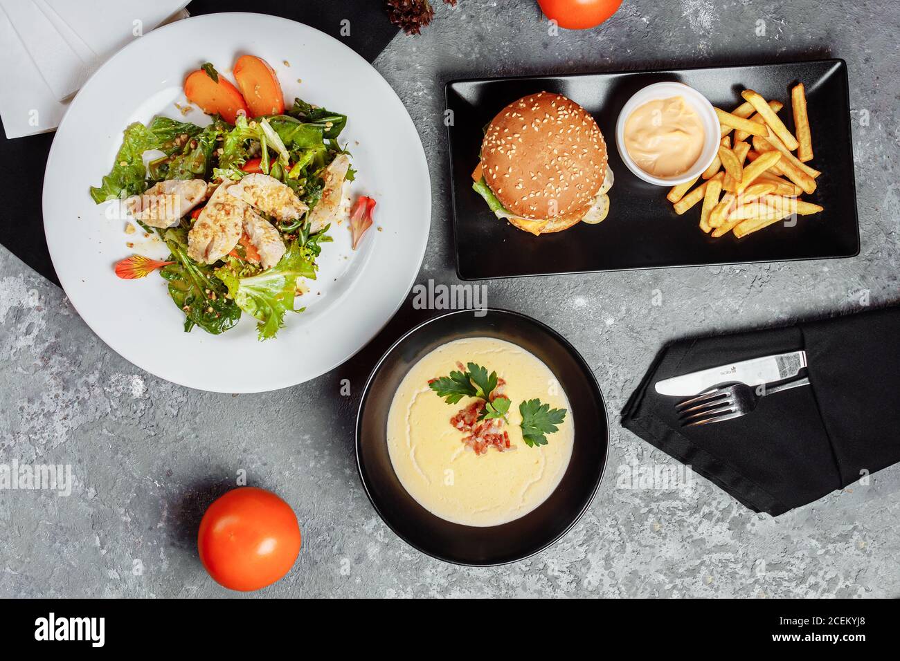 Drei-Gänge-Menü auf einem Tisch in einem Business Lunch Restaurant Stockfoto