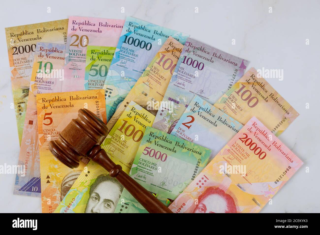 Richter gavel Gesetz venezolanischen Bolivar Banknote mit verschiedenen Währung Papierrechnungen. Recht Justizbehörde. Stockfoto