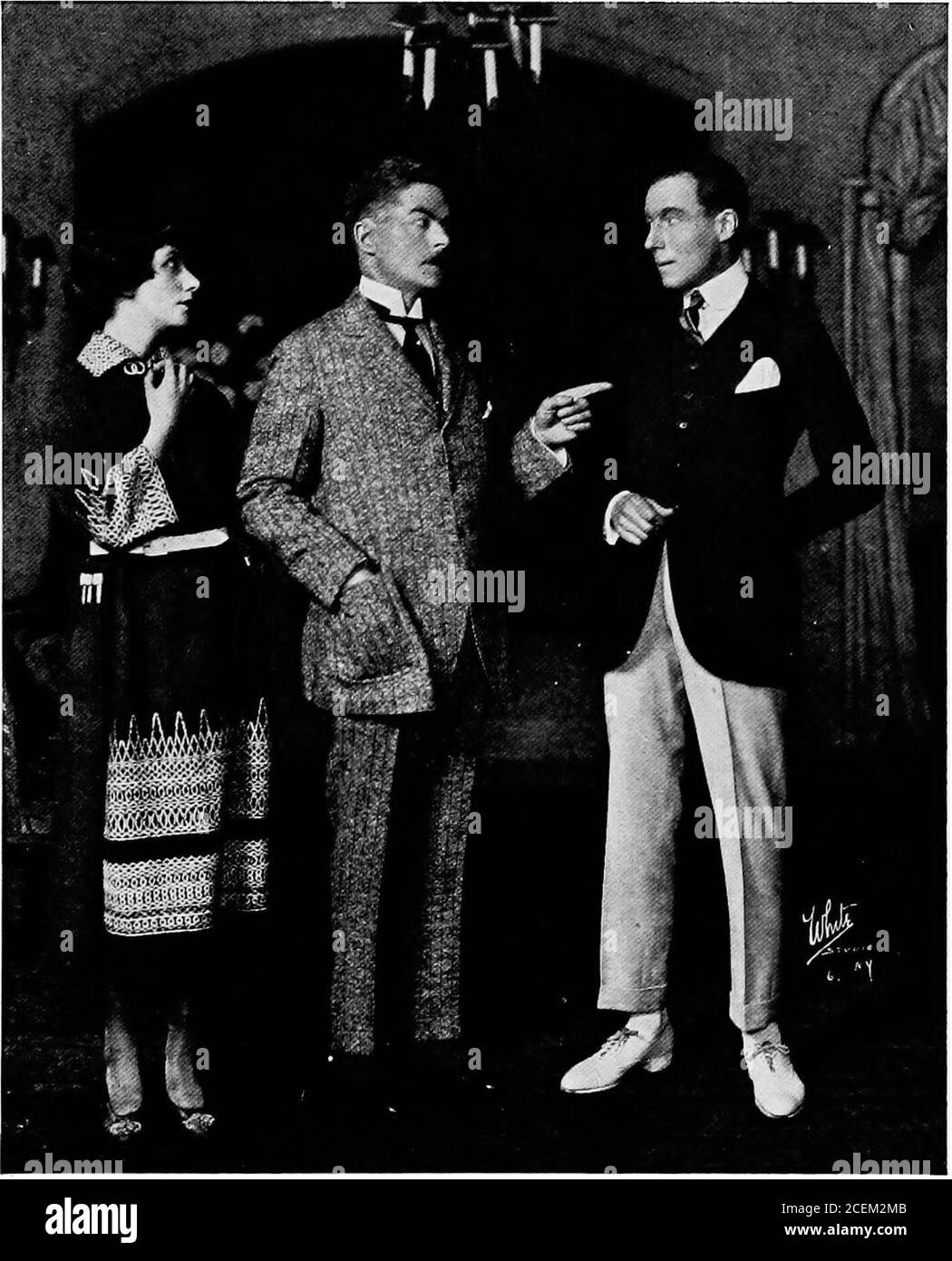 . Dulcy : eine Komödie in drei Akten. .]Oh, Schon gut. [Dulcy Eingeben. Sie kommt von Angesicht zu Angesicht mit Van Dyck, sie ist sehr erschrocken und unerfahren, wie man ihn begrüßt] Dulcy.Oh, Guten Morgen. [Mit^] wie fühlen Sie sich heute Morgen? Van Dyck.sehr melancholisch. [Dulcy sidles away from him]Ich fürchte, ich muss zurück in die Stadt gehen. Dulcy. Ah! Van Dyck.Sie wissen nicht, wie ich wünschte, ich könnte bleiben. Dulcy.Ah ... ! Nun, das ist zu schade. Aber es ist alles für das Beste. Sie – Sie müssen zuerst etwas frühstücken. 177 DULCY Van Dyck.Oh, Danke. DULCY. {im Flüstern zu Patterson.) Er kann Frühstück essen, nicht?[Enter Smith.] Patterson.Oh, Stockfoto