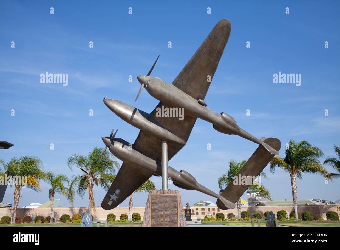 Gedenkskulptur zur Erinnerung an die P39 Lightning WWII Flugzeuge. Stockfoto