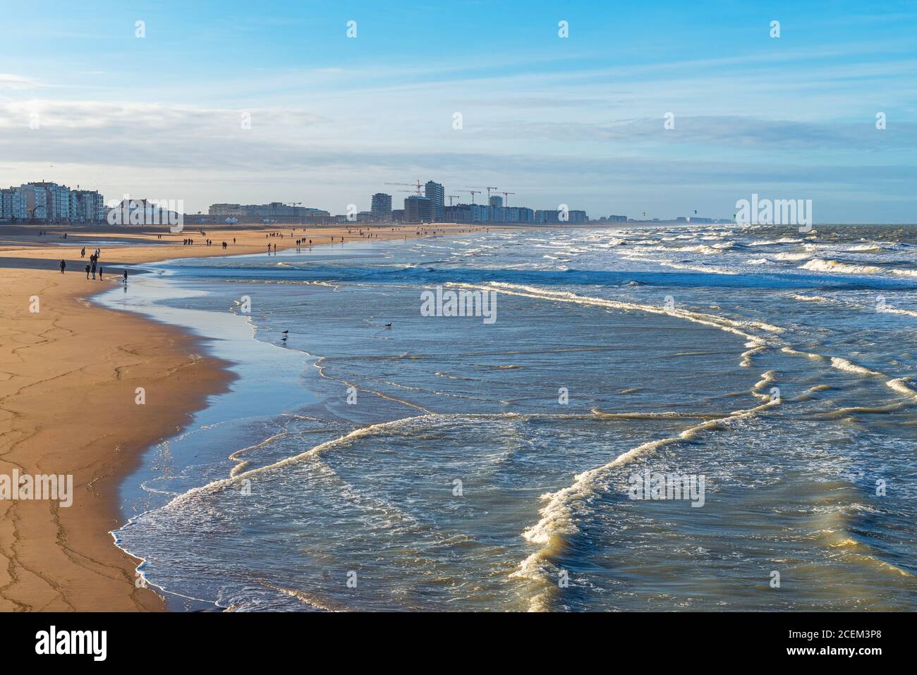 Silhouette von Menschen, die am Strand von Oostende (Ostende) an der Nordsee, Belgien, spazieren. Stockfoto