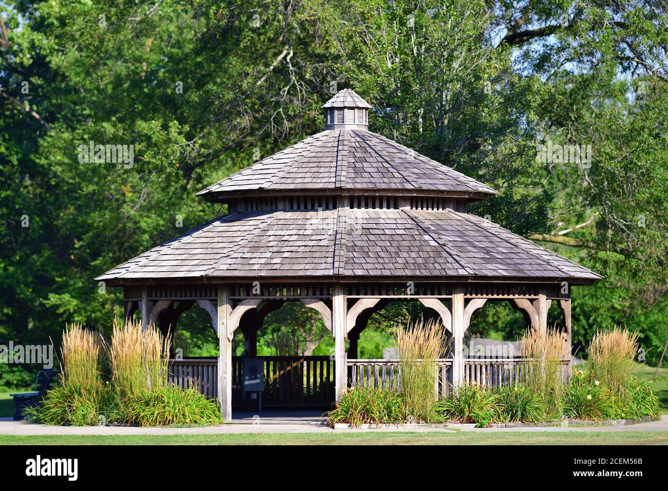 Porter, Indiana, USA. Ein hölzerner Pavillon in einem öffentlichen Park in einer kleinen nordwestlichen Indiana Gemeinde. Stockfoto