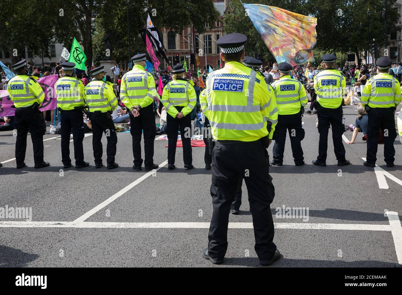 London, Großbritannien. September 2020. Metropolitan Police Officers überwachen Klimaaktivisten vor dem Aussterben Rebellion besetzt Straßen rund um den Parliament Square während einer Back the Bill Kundgebung. Extinction Rebellion-Aktivisten nehmen an einer Reihe von Rebellion-Protesten im September in Großbritannien Teil, um Politiker aufzufordern, das Klima- und ökologische Notstandsgesetz (CEE Bill) zu befürworten, das unter anderem Maßnahmen wie Ein ernsthafter Plan, um mit dem Anteil Großbritanniens an den Emissionen umzugehen und kritische Temperaturanstiege zu stoppen und damit die einfachen Menschen an der zukünftigen Umweltplanung mittels eines C beteiligt werden Stockfoto